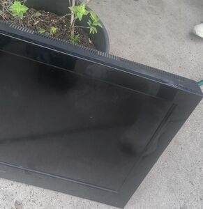 32" Hisense TV with remote